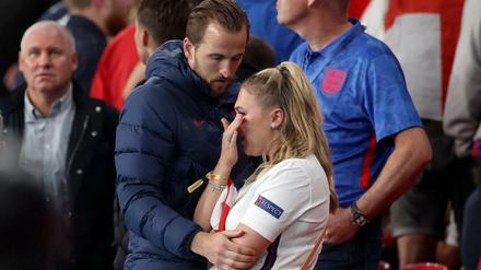 Englands Harry Kane umarmt seine Frau Kate nach dem Spiel.