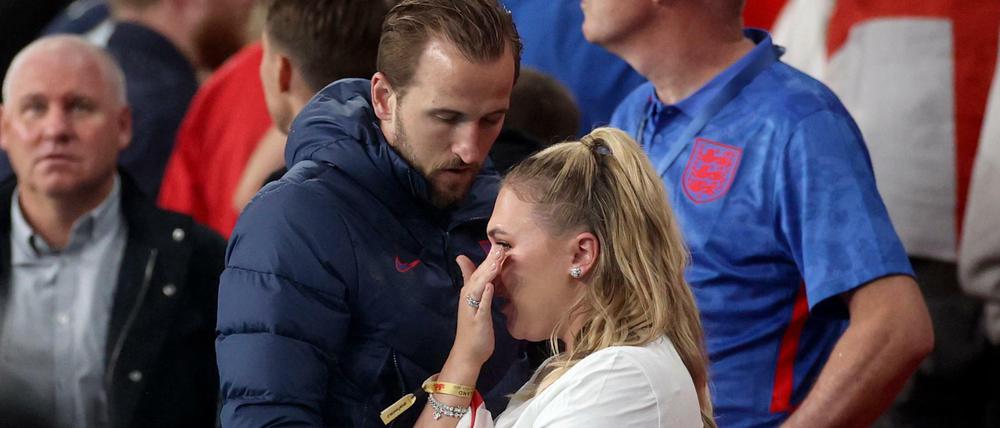 Englands Harry Kane umarmt seine Frau Kate nach dem Spiel.