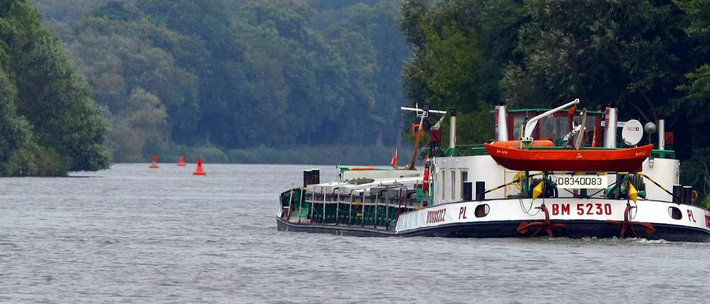 Ein Frachtschiff faehrt auf dem Sacrow-Paretzer-Kanal bei Paretz (Potsdam-Mittelmark) in Brandenburg.