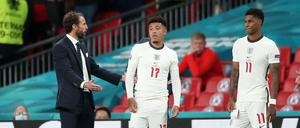 Gareth Southgate wechselt in der 118. Minuten Jadon Sancho und Marcus Rashford für das bevorstehende Elfmeterschießen ein.