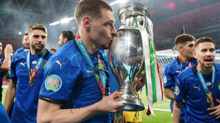 Und Küsschen. Andrea Belotti mit Pokal.