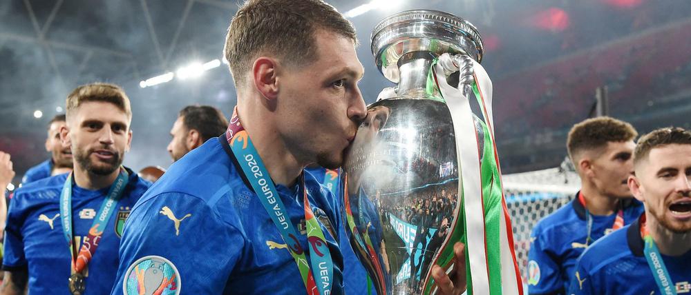 Und Küsschen. Andrea Belotti mit Pokal.