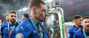 Und Küsschen. Andrea Belotti mit Pokal.