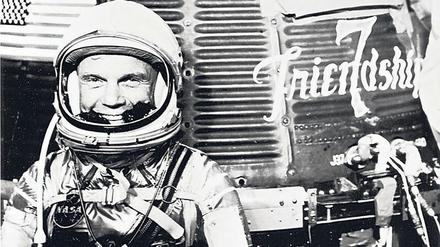 John Glenn 1962 vor der Raumkapsel Friendship 7. 
