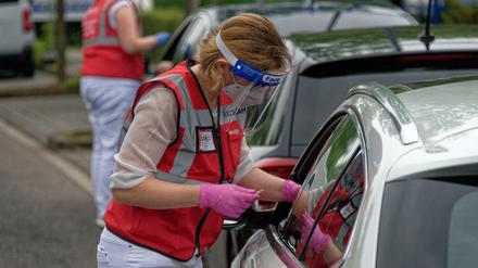 Eine Mitarbeiterin spritzt bei einer Drive-in-Impfaktion in Meerbusch (NRW) eine Dosis Impfstoff von Johnson & Johnson