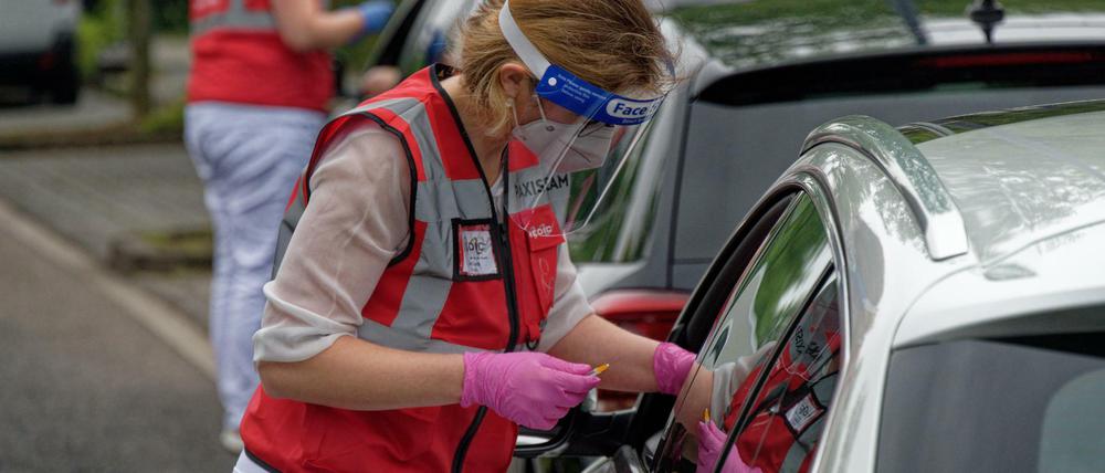 Eine Mitarbeiterin spritzt bei einer Drive-in-Impfaktion in Meerbusch (NRW) eine Dosis Impfstoff von Johnson & Johnson