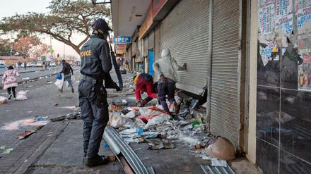 Ein Polizist und Plünderer in Johannesburg