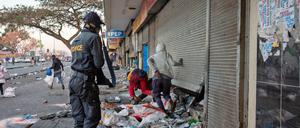 Ein Polizist und Plünderer in Johannesburg