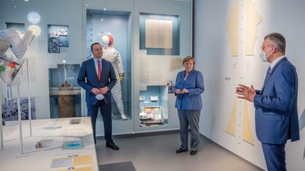 Bundeskanzlerin Angela Merkel und Gesundheitsminister Jens Spahn zu Besuch bei RKI-Präsident Lothar Wieler, Präsident des Robert Koch-Instituts.