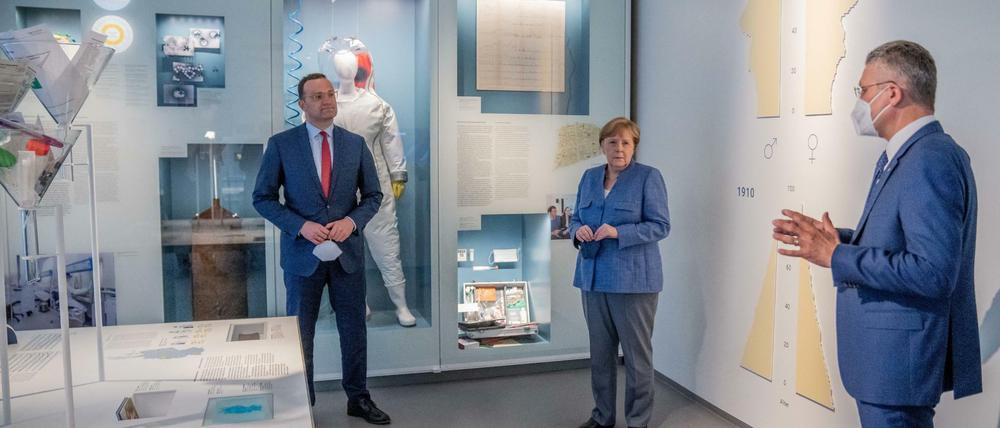 Bundeskanzlerin Angela Merkel und Gesundheitsminister Jens Spahn zu Besuch bei RKI-Präsident Lothar Wieler, Präsident des Robert Koch-Instituts.