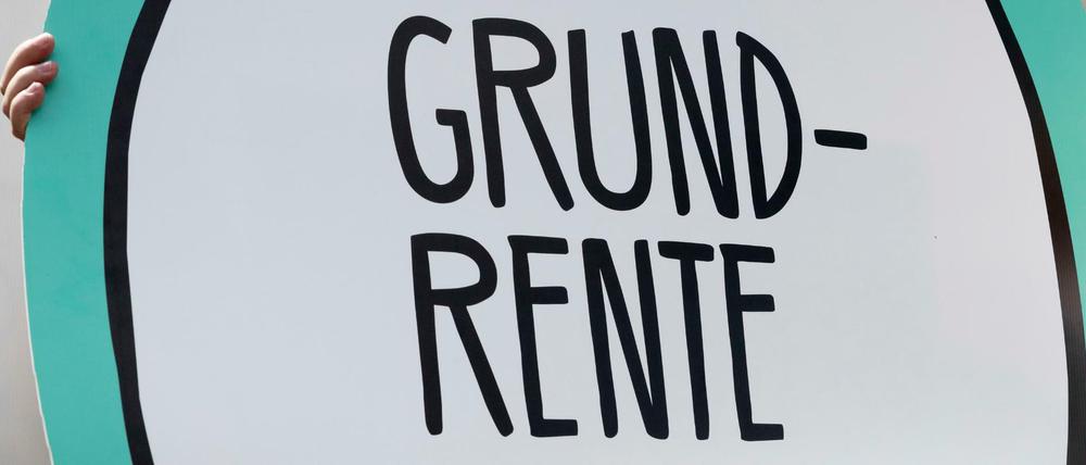 Der Schriftzug "Die Grundrente" ist auf dem Schild zu lesen, das eine Frau anlässlich der Verabschiedung vergangenes Jahr trug.