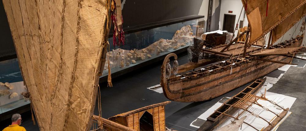 Highlight des Ethnologischen Museums: das Luf-Boot (hier zusammen mit kleineren Booten im Vordergrund). 