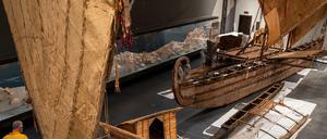 Highlight des Ethnologischen Museums: das Luf-Boot (hier zusammen mit kleineren Booten im Vordergrund).