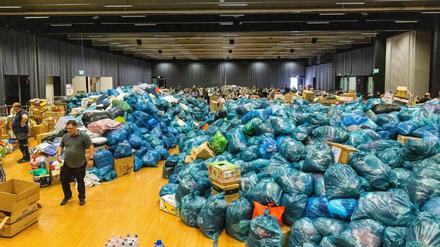 Sachspenden liegen in einer Halle auf dem Gelände des Nürburgring