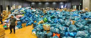 Sachspenden liegen in einer Halle auf dem Gelände des Nürburgring