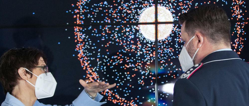 Verteidigungsministerin Annegret Kramp-Karrenbauer (CDU)im Gespräch mit Oberst Marco Manderfeld, dem militärischen Leiter des Weltraumlagezentrums.