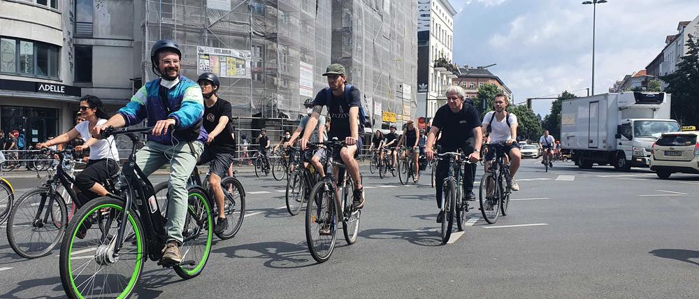 Die Rider des Lieferdienstes wollen mit einer Fahrraddemo für bessere Arbeitsbedingungen kämpfen - mit dabei: die Kreuzberger Bundestagsabgeordnete Cansel Kiziltepe (SPD).