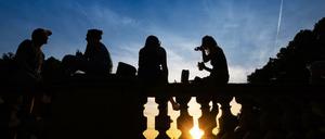 Der Anstieg der Sieben-Tage-Inzidenz scheint vor allem auf Corona-Infektionen bei jungen Erwachsenen zurückzugehen.