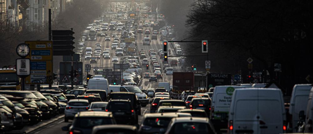 Viel Verkehr in Berlin. Die EU hat sich ehrgeizige Ziele auf dem Weg zur Klimaneutralität gesetzt.