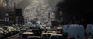 Viel Verkehr in Berlin. Die EU hat sich ehrgeizige Ziele auf dem Weg zur Klimaneutralität gesetzt.