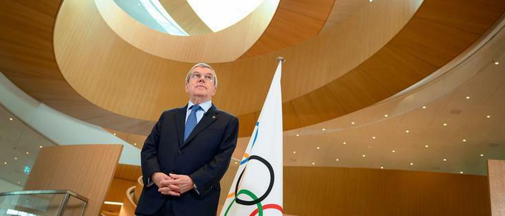 Der Herr der Ringe. Nach seiner Wiederwahl zum IOC-Präsidenten hatte Thomas Bach jüngst Tränen in den Augen. Ob er das Amt immer noch gerne ausübt? Derzeit steht er stärker denn je in der Kritik.