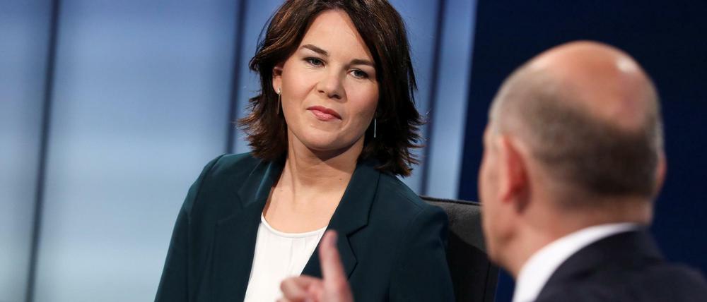 Der Trend ist nicht ihr Freund. Für Annalena Baerbock geht es in den Umfragen leicht bergab, für ihre CDU- und SPD-Kollegen bergauf.