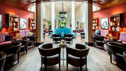Die Lounge des Charles Hotel in München erinnert an die Universitätsbibliothek, die an dieser Stelle einmal stand.