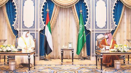 Auf Distanz – nicht nur wegen der Pandemie. Auch das hübsch arrangierte Ambiente kann nicht über den Zwist von Mohammed bin Salman al Saud (rechts) und Mohammed bin Zayed al Nahyan hinwegtäuschen.