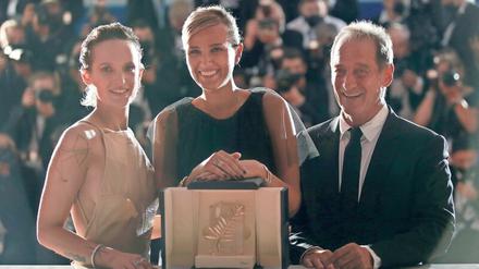 Mit Regisseurin Julia Ducournau (mitte) freuen sich Agathe Rousselle und Vincent Lindon, die die Hauptrollen in „Titane“ spielen.