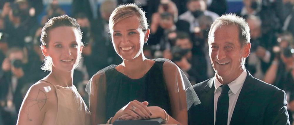 Mit Regisseurin Julia Ducournau (mitte) freuen sich Agathe Rousselle und Vincent Lindon, die die Hauptrollen in „Titane“ spielen.