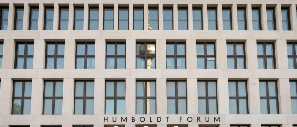 Reflektiert. Die Ostfassade des Humboldt Forums mit dem Fernsehturm.