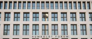 Reflektiert. Die Ostfassade des Humboldt Forums mit dem Fernsehturm.