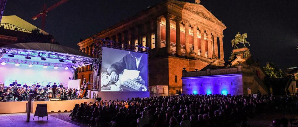 Menschen verfolgen im Kolonnadenhof auf der Museumsinsel den Auftakt der Ufa-Filmnächte im Sommer 2017.