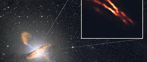 Ein Loch, das Materie spuckt: Vom Rand des Schwarzen Lochs werden Jets (orange-rot im <QA0>Ausschnitt) ins All geschleudert.