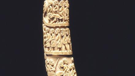 Eine Trophäe, die Macht verleihen soll. Elefantenzahn mit Relief, Cabinda (Angola), 19. Jh.