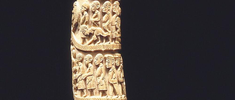 Eine Trophäe, die Macht verleihen soll. Elefantenzahn mit Relief, Cabinda (Angola), 19. Jh.