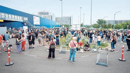 Impfungen auf dem Parkplatz - der Andrang vor dem Ikea in Lichtenberg war schon am ersten Tag groß.