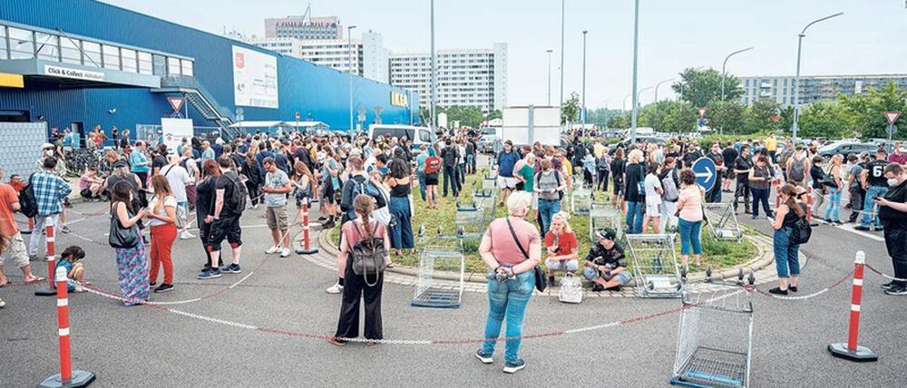 Impfungen auf dem Parkplatz - der Andrang vor dem Ikea in Lichtenberg war schon am ersten Tag groß.