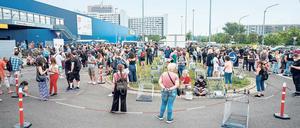 Impfungen auf dem Parkplatz - der Andrang vor dem Ikea in Lichtenberg war schon am ersten Tag groß.