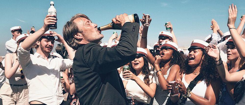 Geschichtslehrer, weltvergessen. Martin (Mads Mikkelsen) feiert feucht mit der Abi-Klasse.