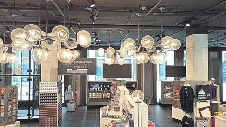 Lampenladen: Der Museumsshop im Humboldt Forum bietet Devotionalien aus unterschiedlichen Epochen.