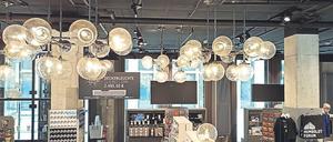 Lampenladen: Der Museumsshop im Humboldt Forum bietet Devotionalien aus unterschiedlichen Epochen.