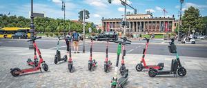 Zonen für Berlin. Roller sollen bald nicht mehr überall abgestellt werden dürfen.