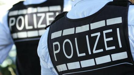 Die Grünen wollen die bisherige Arbeit der betroffenen Polizisten stichprobenartig prüfen lassen. Der Verdacht: Sie ließen sich womöglich von ihrer mutmaßlich rechten Gesinnung leiten.