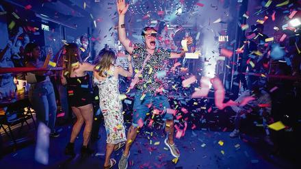Party-Insel? Um Mitternacht öffneten die seit März 2020 verwaisten Nachtclubs erstmals wieder ihre Türen. 