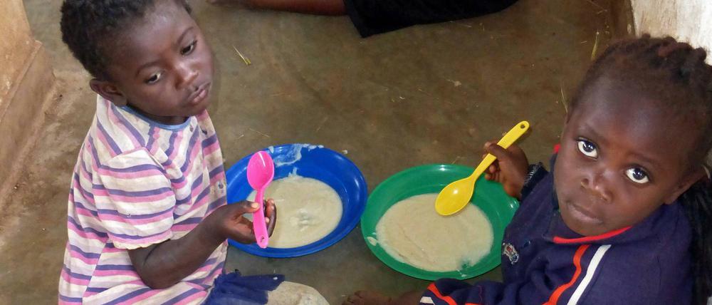 Schulessen in Malawi. In der Pandemie gerät die Ernährungsversorgung von Müttern und Kindern in Not.