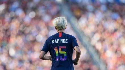 US-Star-Fußballerin Megan Rapinoe, standesgemäß mit Regenbgogenfarben.