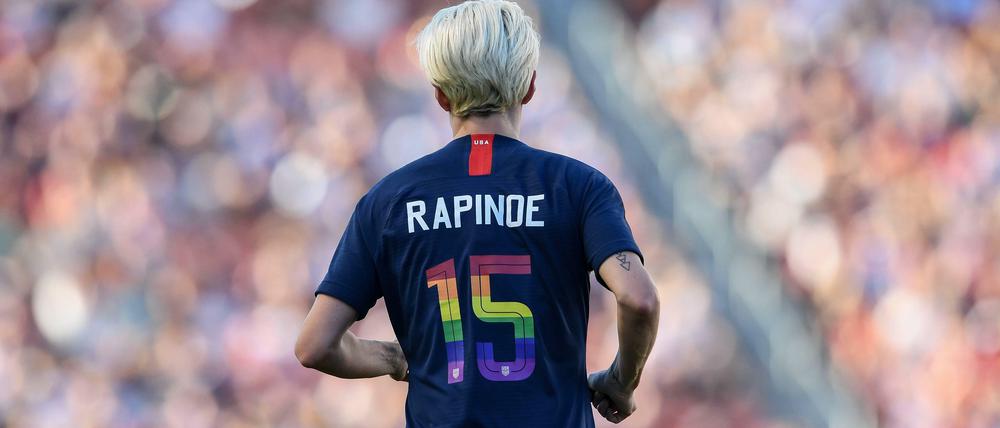 US-Star-Fußballerin Megan Rapinoe, standesgemäß mit Regenbgogenfarben.