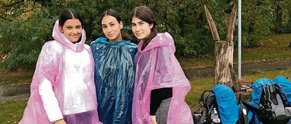 Duygu Borisova, hier mit ihren Freundinnen, mag Camping. Bei den Expeditionen zum Duke Award ist sie genau richtig.