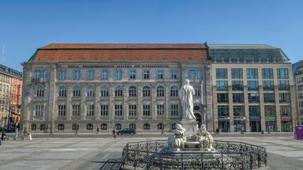 Ein historisches Gebäude steht an einem großen Platz in Berlin.